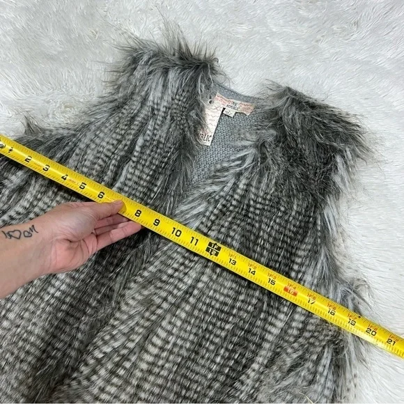 Pink Republic Gray Faux Feathered Fur Knit Woman’s Vest NWT size Large - Picture 7 of 10